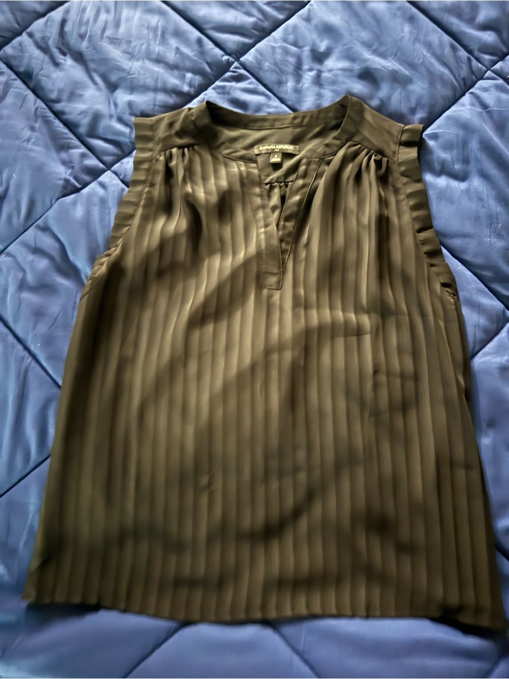 Banana Republic Pleated Sleeveless Blouse in Black